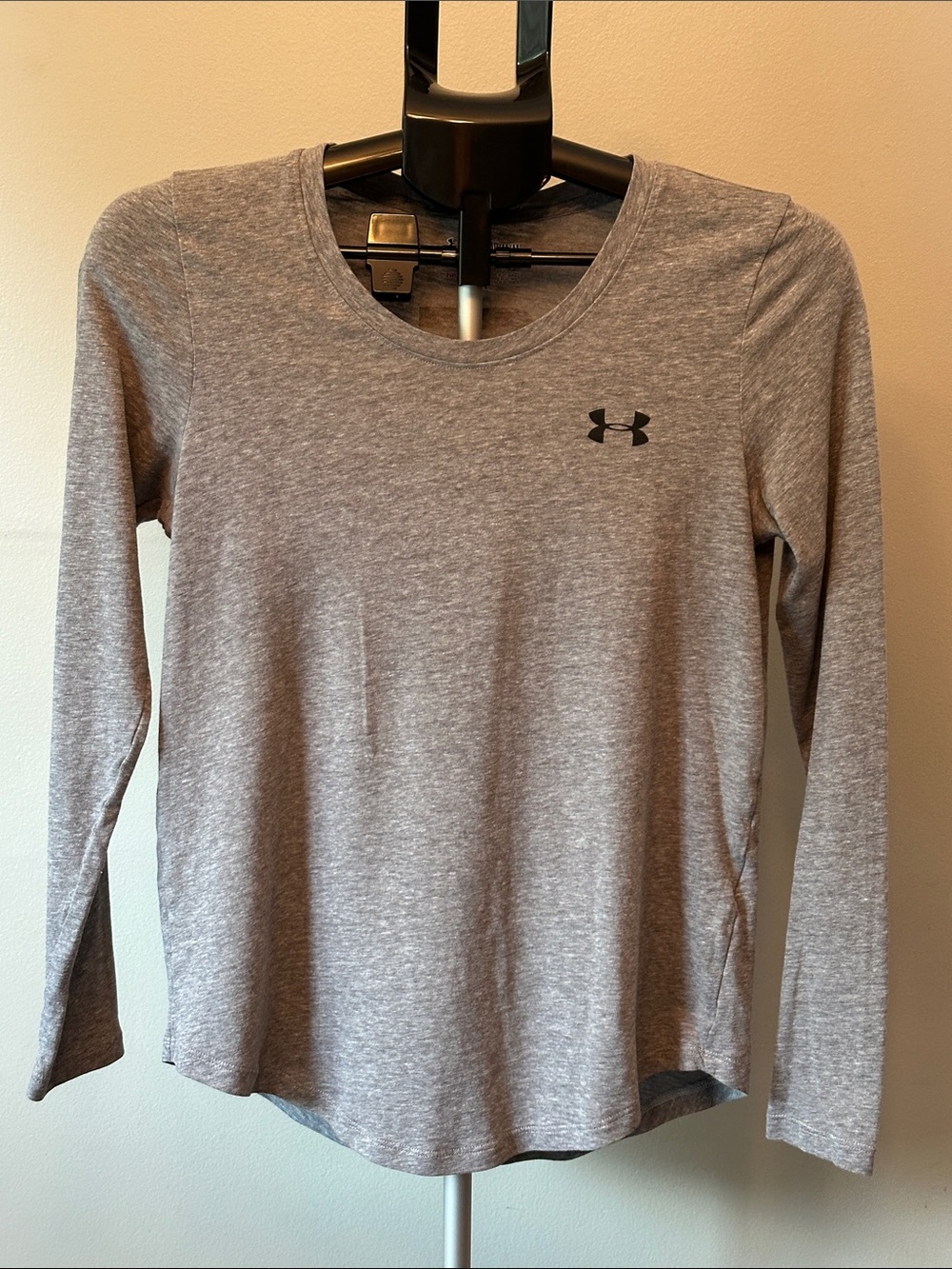 Under Armour HeatGear Long Sleeve Shirt Womens Medium Gray EUC Back Graphic